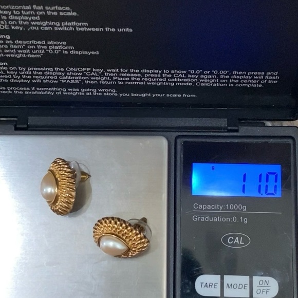 Vintage MONET Signed Gold-tone Teardrop Faux Pearl Earrings 11.0g - Picture 11 of 13